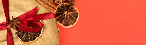 Vue du dessus du cadeau avec des épices sur fond rouge, bannière — Photo de stock