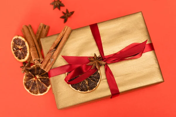 Vue du dessus du cadeau avec des épices sur fond rouge — Photo de stock