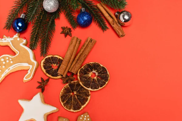 Blick von oben auf Weihnachtsbaum, Gewürze und Lebkuchen auf rotem Hintergrund — Stockfoto