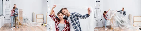 Collage eines glücklichen jungen Paares, das in die Kamera blickt, Kartons umarmt und drinnen mit Polyethylen bedeckt, Banner — Stockfoto