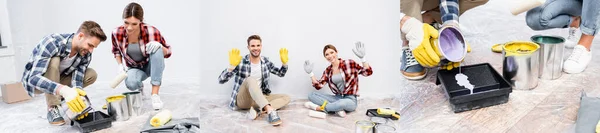 Collage de sonriente joven pareja mostrando guantes y vertiendo pintura de estaño en casa, pancarta - foto de stock