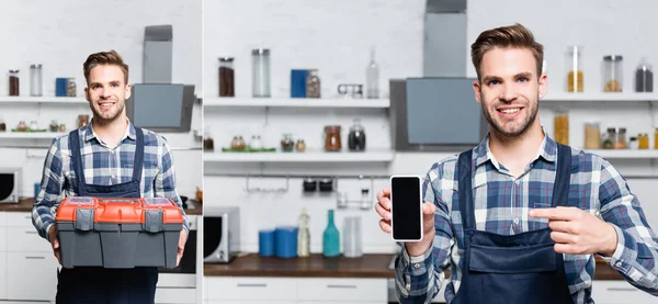 Колаж щасливого ремонстранта, що тримає коробку інструментів і вказує пальцем на смартфон із розмитою кухнею на фоні — стокове фото