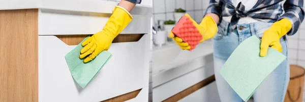 Collage de mujer en guantes de goma sosteniendo esponja y fregadero de limpieza con trapo en el baño, pancarta - foto de stock