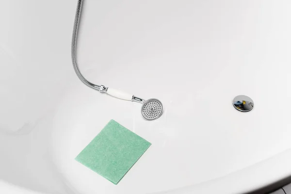 Hochwinkelblick auf Lappen in der Nähe der Dusche in weißer Badewanne — Stockfoto