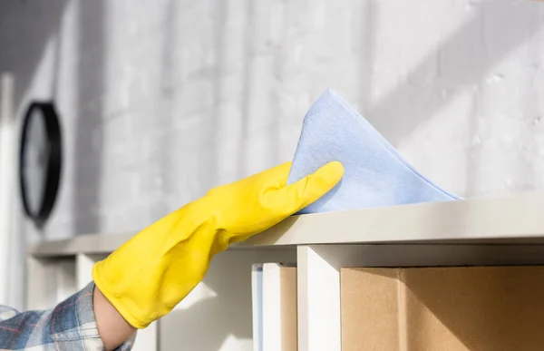 Vista ritagliata della donna che pulisce armadio durante i lavori domestici — Foto stock