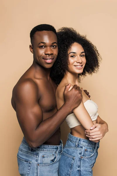 Joyeux couple afro-américain souriant isolé sur beige — Photo de stock