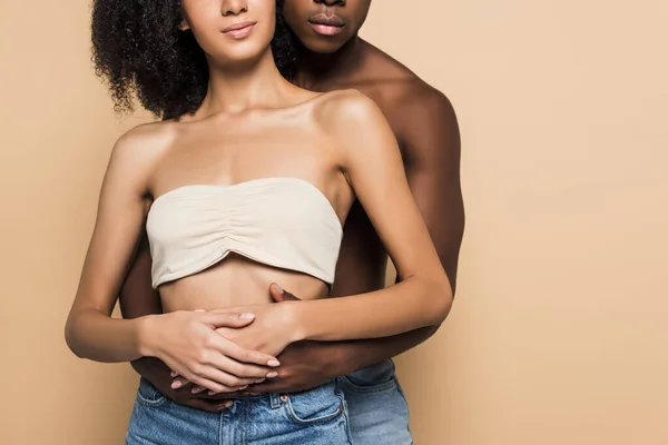 Vue partielle d'un homme et d'une femme afro-américains torse nu embrassant isolé sur beige — Photo de stock