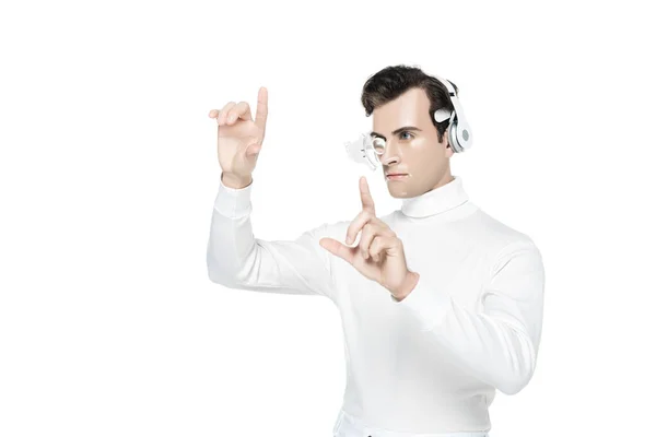Cyborg en lente de ojo digital y auriculares tocando algo aislado en blanco - foto de stock