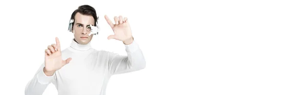 Homem ciborgue em fones de ouvido e lente de olho digital tocando algo isolado no branco, banner — Fotografia de Stock