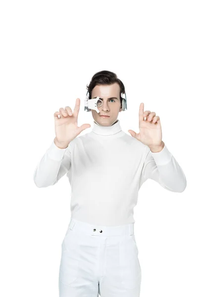 Morena cyborg en lente de ojo digital y auriculares usando algo aislado en blanco - foto de stock
