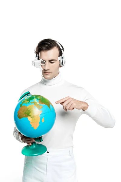 Cyborg mit Kopfhörer und Augenlinse, die auf den Globus zeigt, isoliert auf Weiß — Stockfoto