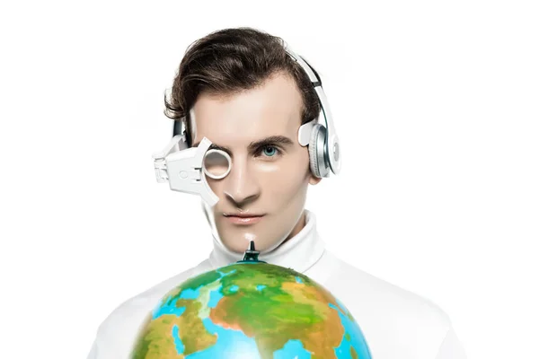 Brünetten Cyborg in digitaler Augenlinse und Kopfhörer Blick auf Kamera nahe Globus auf unscharfem Vordergrund isoliert auf weiß — Stockfoto