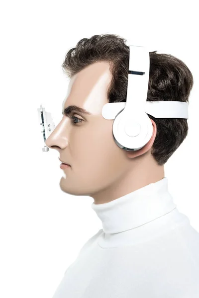 Cyborg en auriculares y lentes oculares aislados en blanco - foto de stock
