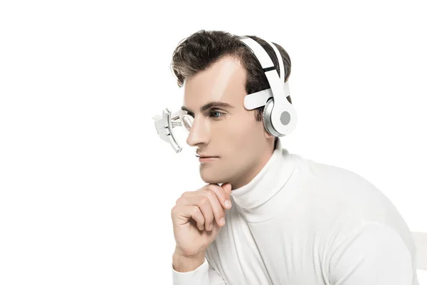 Cyborg en lentille oculaire numérique et écouteurs avec la main près du menton isolé sur blanc — Photo de stock