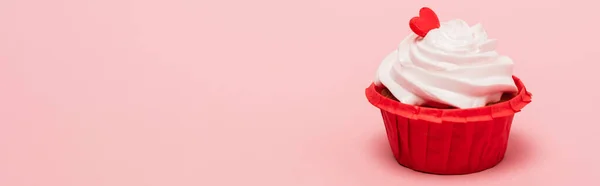 Cupcake de San Valentín con corazón rojo sobre fondo rosa, pancarta - foto de stock