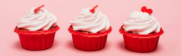 Valentines Cupcakes mit rotem Herz auf rosa Hintergrund, Banner — Stockfoto