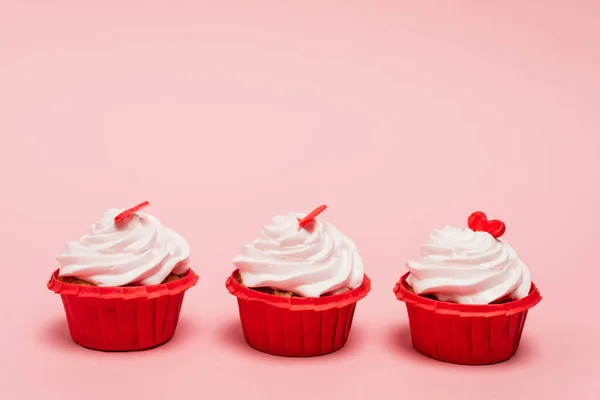 Valentim cupcakes com coração vermelho no fundo rosa — Fotografia de Stock