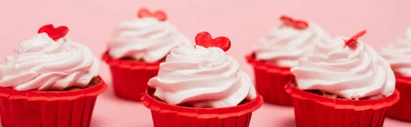 Valentim cupcakes com coração vermelho no fundo rosa, banner — Fotografia de Stock