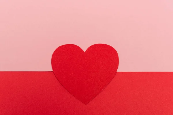 Vue du haut du coeur en papier sur fond rouge et rose — Photo de stock
