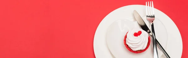 Vue du dessus du cupcake sur assiette avec couverts sur fond rouge, bannière — Photo de stock