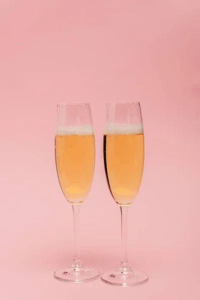 Verres à champagne isolés sur rose — Photo de stock