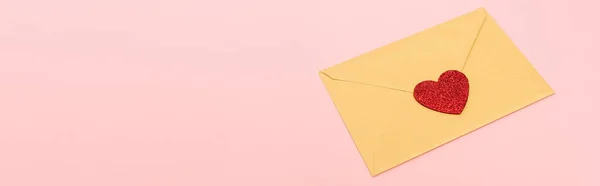 Top view of red heart on envelope isolated on pink, banner — Stock Photo