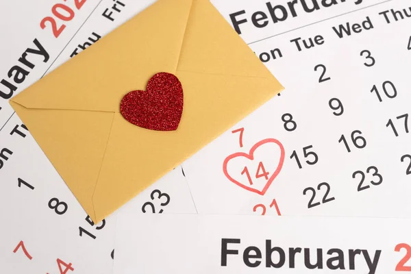 Envelope com coração no calendário de fevereiro — Fotografia de Stock