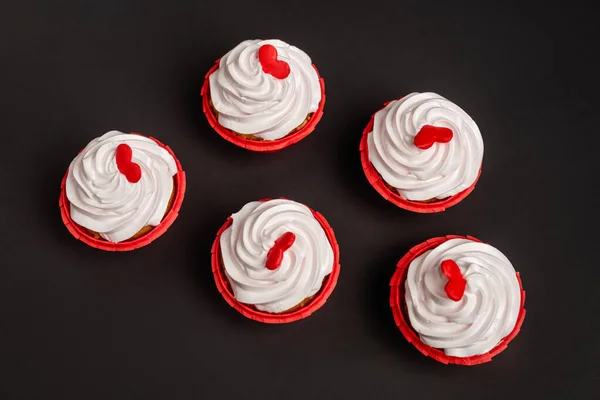 Draufsicht auf valentines Cupcakes isoliert auf schwarz — Stockfoto