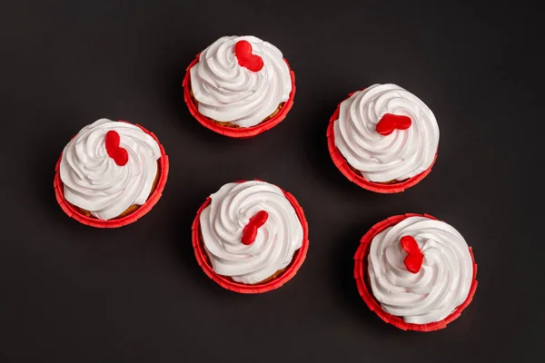 Vista dall'alto dei cupcake valentini isolati su nero — Foto stock