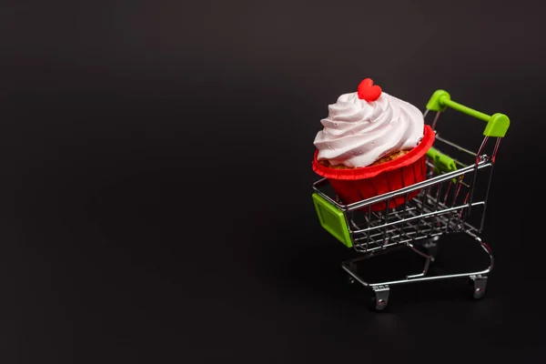 Panier avec cupcake aux valentines isolé sur noir — Photo de stock