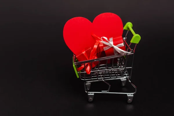 Panier avec cadeaux de valentines et coeur isolé sur noir — Photo de stock