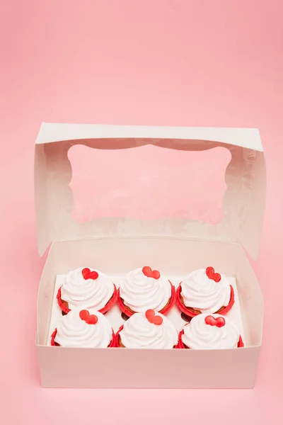 Caixa com cupcakes Valentim no fundo rosa — Fotografia de Stock