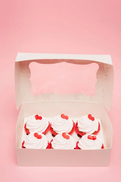 Caixa com cupcakes Valentim no fundo rosa — Fotografia de Stock