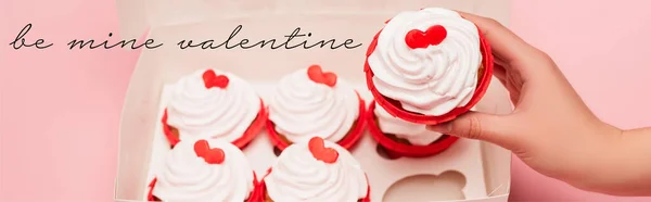 Vista recortada de la mujer sosteniendo cupcake de San Valentín cerca de la caja y ser mía letras de San Valentín sobre fondo rosa, pancarta - foto de stock