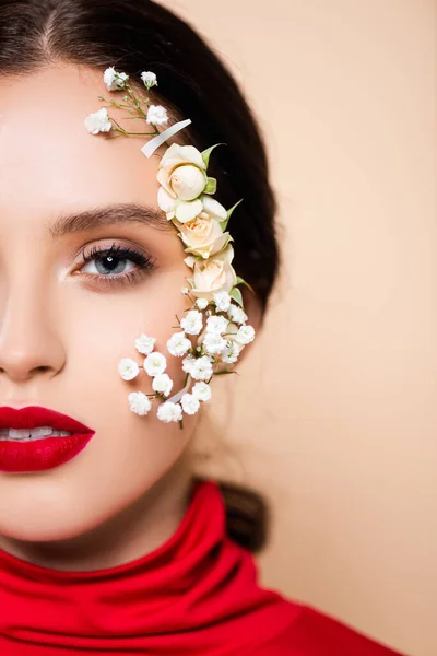 Ausgeschnittene Ansicht einer jungen Frau mit roten Lippen und Blumen im Gesicht, die isoliert auf rosa Kamera schaut — Stockfoto