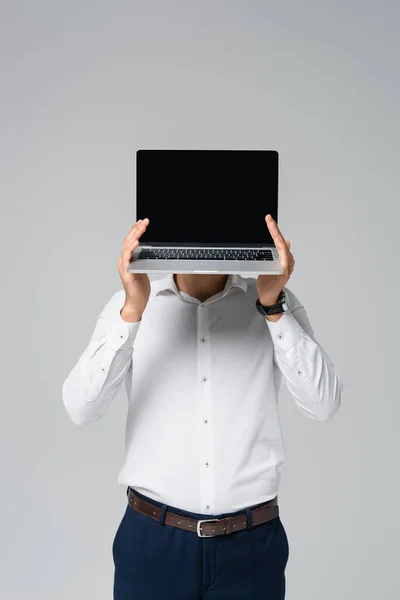 Spanischer Manager in weißem Hemd verschleiert Gesicht mit Laptop isoliert auf grau — Stockfoto
