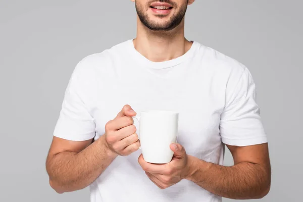 Vista cortada do homem em t-shirt segurando copo branco isolado em cinza — Fotografia de Stock