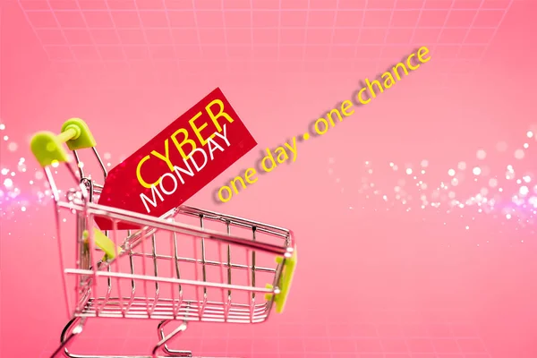 Roter Anhänger mit Cyber-Monday-Schriftzug in kleinem Einkaufswagen auf rosa — Stockfoto