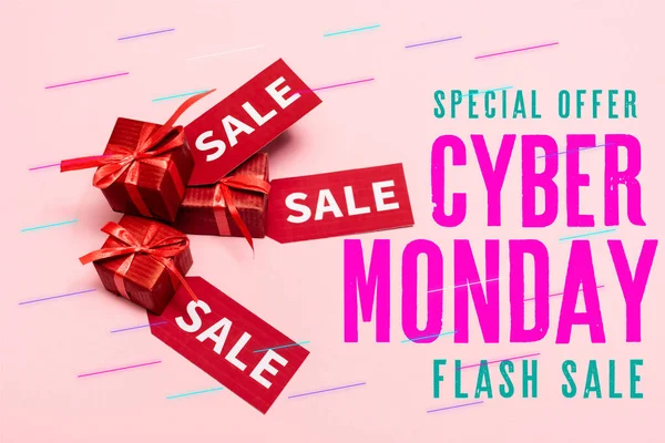 Draufsicht auf rote Etiketten und Geschenke in der Nähe von Sonderangeboten, Cyber Monday, Blitz-Verkauf Schriftzug und Geschenke auf rosa — Stockfoto