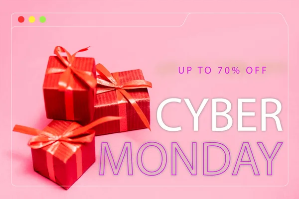 Caixas de presente vermelho perto de até 70 por cento fora, cibernética segunda-feira lettering em rosa desfocado fundo — Fotografia de Stock