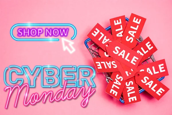 Vista superior de etiquetas de venda na cesta de compras perto da loja agora, cyber segunda-feira lettering em rosa, conceito de sexta-feira preta — Fotografia de Stock