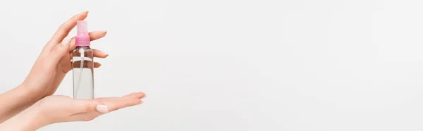 Vue partielle de la femme tenant le flacon pulvérisateur avec brouillard aromatique dans les mains isolées sur blanc, bannière — Photo de stock