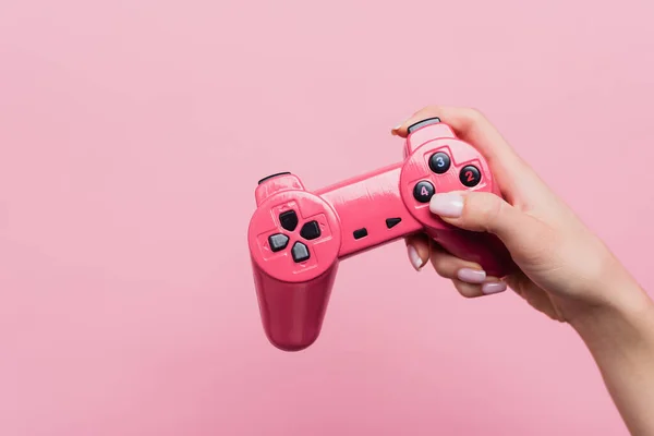 KYIV, UCRAINA - 26 OTTOBRE 2020: visione parziale della donna che tiene il joystick in mano isolato sul rosa — Foto stock