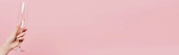 Teilansicht der Frau mit leerem Champagnerglas isoliert auf rosa, Banner — Stockfoto