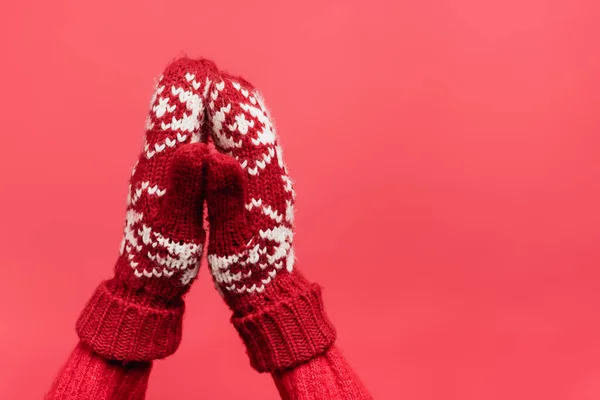 Vista ritagliata delle mani di preghiera femminili in guanti caldi isolati su rosso — Foto stock
