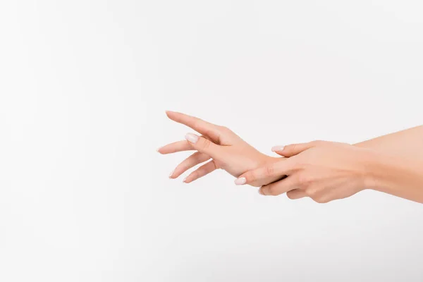 Abgeschnittene Ansicht einer Frau, die Handcreme isoliert auf Weiß aufträgt — Stockfoto