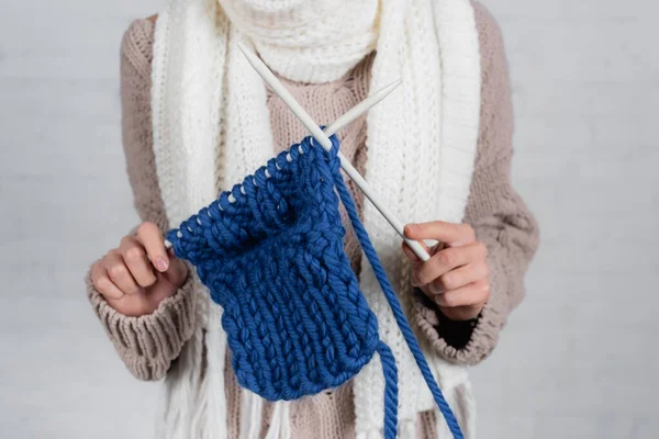 Vista cortada de mulher de tricô com fios de lã no fundo branco — Fotografia de Stock