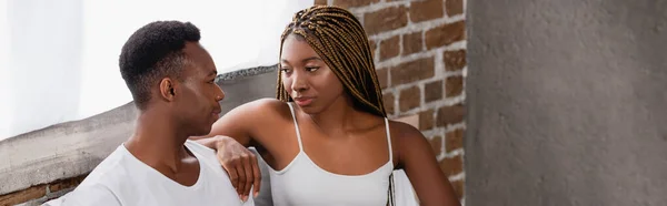 Africano americano mulher olhando para namorado em casa, banner — Fotografia de Stock