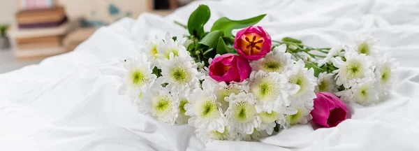 Tulpen und Chrysanthemen auf weißem Bettzeug, Banner — Stockfoto