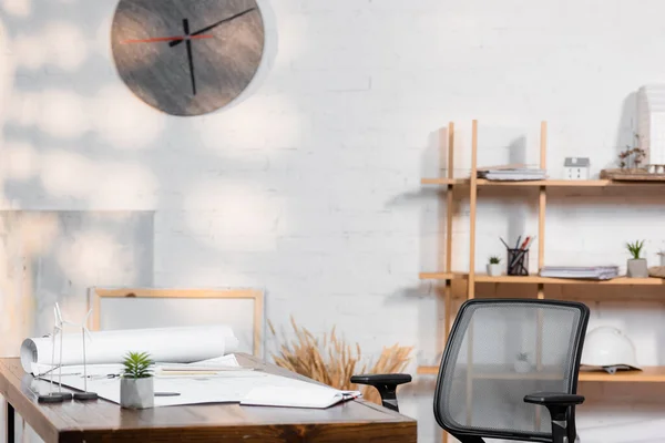 Mesa com plantas e modelos de turbinas eólicas em escritório de arquitetura — Fotografia de Stock